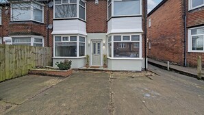 A two-story residential building with a bay window on the ground floor and a dormer window on the upper floor. - 2 Bed Flat, Newcastle, 5 min to City, Free parking - Pass the Keys (Newcastle)