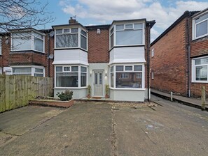 Exterior - 2 Bed Flat, Newcastle, 5 min to City, Free parking - Pass the Keys (Newcastle)