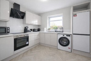 Fridge, microwave, oven, toaster - 2 Bed Flat, Newcastle, 5 min to City, Free parking - Pass the Keys (Newcastle)