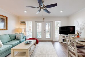 TV, DVD player, offices - Grand Caribbean condo with pool & hot tub - close to beaches (Perdido Key)