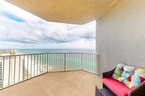 Property grounds - Beautiful 28th-floor condo w/shared gym/Roman spa, hot tub, two shared pools (Panama City Beach)