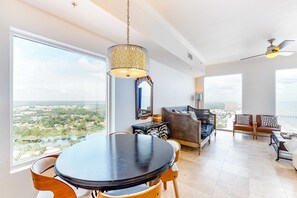 Dining - Beautiful 28th-floor condo w/shared gym/Roman spa, hot tub, two shared pools (Panama City Beach)