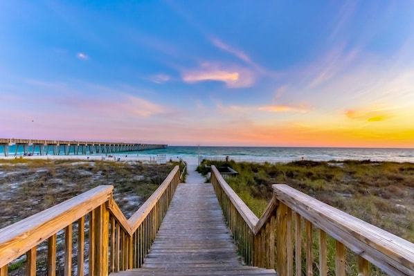On the beach - Warm & welcoming condo w/Gulf and beach views, on-site pools & hot tub (Panama City Beach)