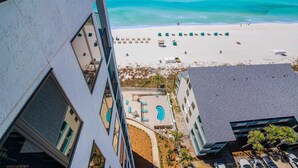 Un hôtel de grande hauteur doté d’une piscine, offrant une vue sur la plage et disposant d’un parking.