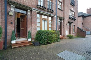 Exterior detail - Lovely 4BR Townhouse in Heart of Queens Quarter - Pass the Keys (Belfast)