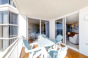 Outdoor dining - Coastal condo steps to beach with pools, hot tub, gym & amazing views (Perdido Key)