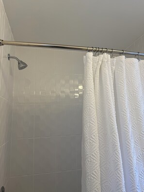 Sèche-cheveux, bidet, serviettes fournies, savon