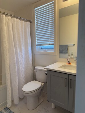 Unclassified image, 4 of 12, button - Cozy Lakeside Room with shared bathroom (Bowmanville)