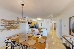 Dining - Coastal condo with beach, pool, hot tub, sauna, tennis, bikes, W&D, & central AC (Santa Rosa Beach)