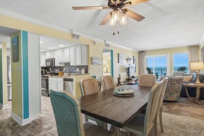 Dining - Getaway with beautiful Gulf-front view, pool, gym & seasonal beach service (Fort Walton Beach)