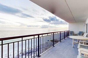 Property grounds - 6th-floor, bright Gulf-front condo with views - close to entertainment (Fort Walton Beach)