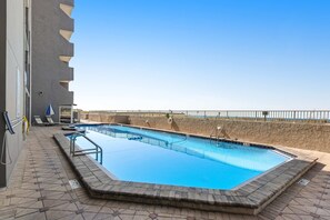Pool - 6th-floor, bright Gulf-front condo with views - close to entertainment (Fort Walton Beach)