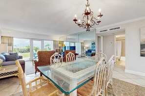 TV, DVD player, offices - Cozy, Gulf-front home with 2 beach chairs - short distance to entertainment (Miramar Beach)