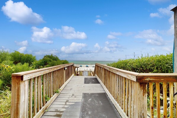 Property grounds - Cozy, Gulf-front home with 2 beach chairs - short distance to entertainment (Miramar Beach)
