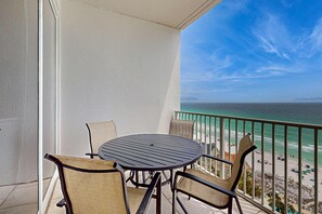 Outdoor dining - Gorgeous home a walk to the Gulf & minutes from dining (Miramar Beach)