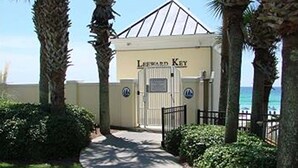 Un ingresso recintato a un edificio con un cartello che indica 'Leeward Key'.