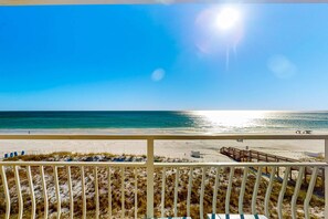 Property grounds - Gulf-front condo with complimentary beach equipment - near shops & dining (Destin)
