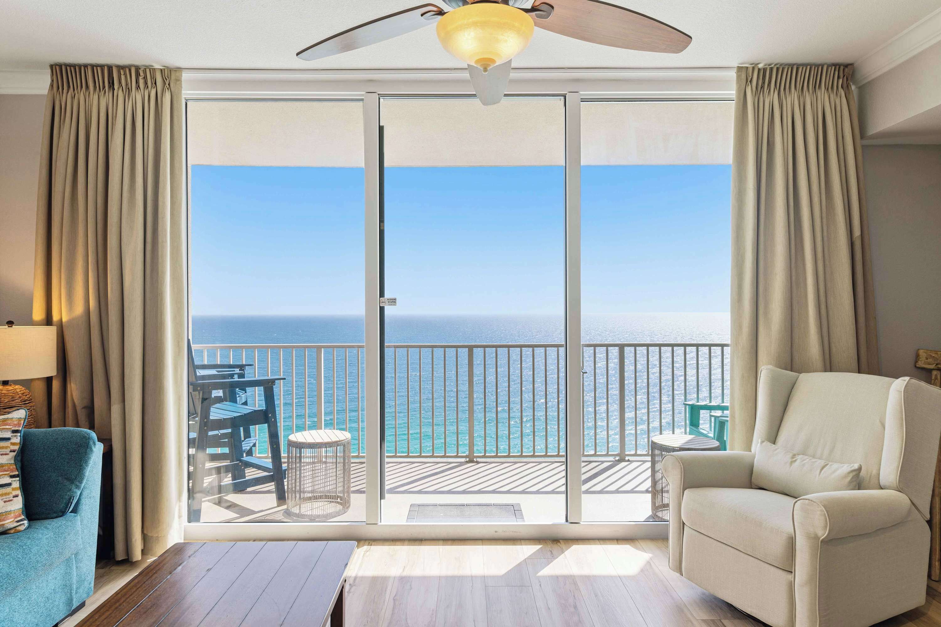 Televisión, reproductor de DVD y oficina 