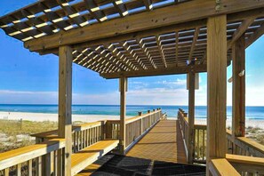 On the beach - 12th-floor Gulf-front condo with amazing views, pools, gym & hot tub (Perdido Key)
