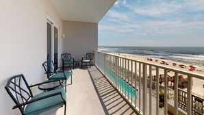 Ein Balkon mit Blick auf den Strand und das Meer.