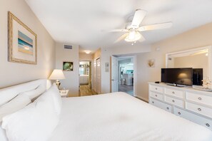 3 bedrooms, iron/ironing board, WiFi, bed sheets - Fourth floor oceanfront condo with pool access, washer&dryer, and central AC (Fort Walton Beach)