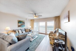 TV, DVD player, offices - Fourth floor oceanfront condo with pool access, washer&dryer, and central AC (Fort Walton Beach)