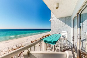 Property grounds - Snowbird-friendly oceanfront condo with ocean view, central AC, & beach service (Fort Walton Beach)