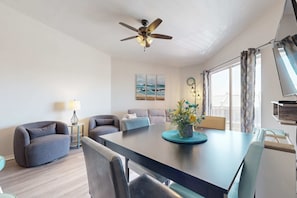 Dining - Condo with Pool Amenity in Miramar Beach (Miramar Beach)