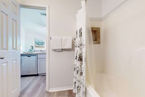Shower, towels - Condo with Pool Amenity in Miramar Beach (Miramar Beach)