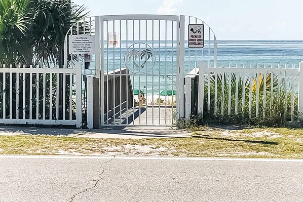 Property grounds - Condo with Pool Amenity in Miramar Beach (Miramar Beach)
