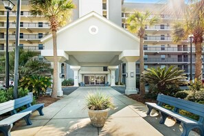 Exterior - Cozy beachfront condo with beach setup - near shopping (Fort Walton Beach)