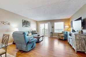 TV, DVD player, offices - Cozy beachfront condo with beach setup - near shopping (Fort Walton Beach)