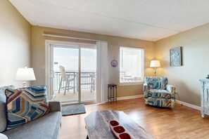 TV, DVD player, offices - Cozy beachfront condo with beach setup - near shopping (Fort Walton Beach)
