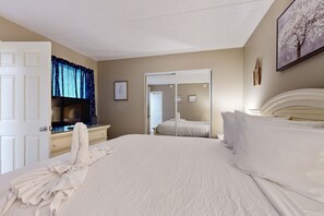 1 bedroom, iron/ironing board, travel cot, WiFi - Cozy beachfront condo with beach setup - near shopping (Fort Walton Beach)