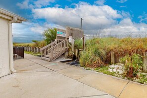 Property grounds - Charming, dog-friendly condo with a pool, tennis, beach access, & washer/dryer (Panama City Beach)