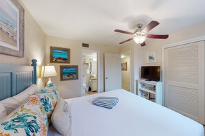 1 bedroom, iron/ironing board, WiFi, bed sheets - Charming, dog-friendly condo with a pool, tennis, beach access, & washer/dryer (Panama City Beach)