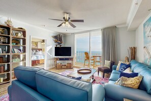 TV, offices - Spacious condo with full kitchen, shared pool and beachfront (Panama City Beach)
