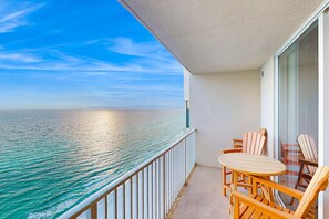 Property grounds - Spacious condo with full kitchen, shared pool and beachfront (Panama City Beach)