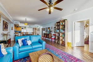 TV, offices - Spacious condo with full kitchen, shared pool and beachfront (Panama City Beach)