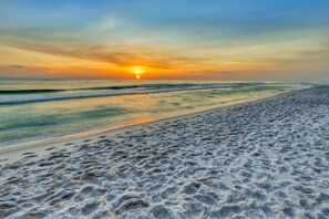 On the beach - Gulf-front, 25th-floor condo with WiFi & on-site pools, hot tubs, gym, game room (Panama City Beach)
