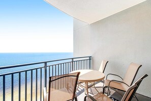 Property grounds - Beautiful beachfront condo with pool, hot tub & gym (Panama City Beach)