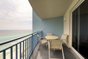 Outdoor dining - Beautiful beachfront condo with pool, hot tub & gym (Panama City Beach)
