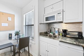 Fridge, microwave, oven, coffee/tea maker - Lovely condo with pool, sauna & dock - across the street from beach (Panama City Beach)