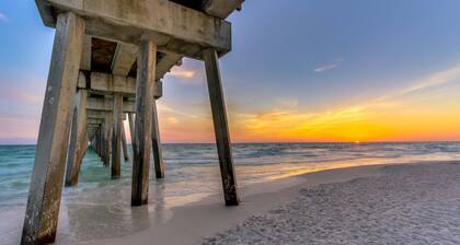 Lovely condo with pool, sauna & dock - across the street from beach
