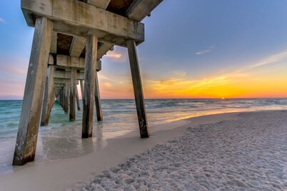 Lovely condo with pool, sauna & dock - across the street from beach