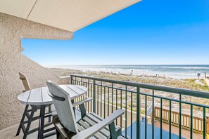 Outdoor dining - Comfortable beachfront condo with beach service - quick drive to dining (Fort Walton Beach)