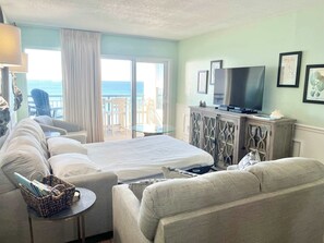 2 bedrooms, iron/ironing board, WiFi - Updated beachfront condo with beach setup & quick drive to entertainment (Fort Walton Beach)