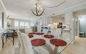 Dining - Updated beachfront condo with beach setup & quick drive to entertainment (Fort Walton Beach)