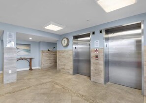 Interior - Updated beachfront condo with beach setup & quick drive to entertainment (Fort Walton Beach)