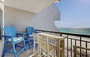 Property grounds - Updated beachfront condo with beach setup & quick drive to entertainment (Fort Walton Beach)